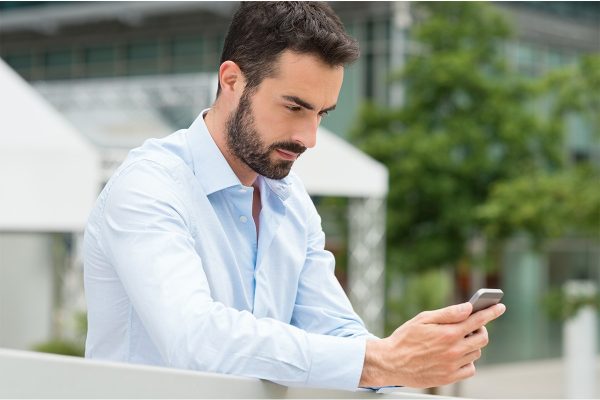 男性 スマホ 考える_345820355 男性 スマホ 考える_345820355