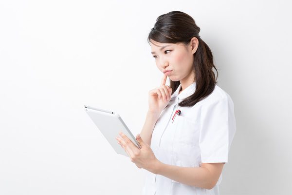 看護師 悩む_156677717 看護師 悩む_156677717